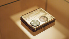 Le P50 Pocket a un écran extérieur de 1 pouce. (Image source : Harper&#039;s Bazaar China)