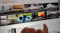 L'écran tactile du Lenovo Yoga Slim 7 Aura Edition navigue par, eh bien, le toucher... (Image source : Darryl Linington - Notebookcheck)