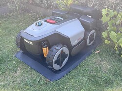 RockMow Z120 LiDAR dans sa station de recharge