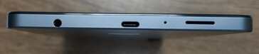Bas : port audio de 3,5 mm, port USB-C, microphone, haut-parleur