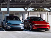 Tesla Model Y et Model S à un superchargeur. (Source de l'image : Tesla)