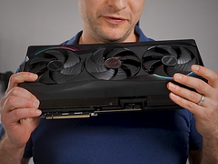 Alex Ziskind tenant le GPU RTX 5090.