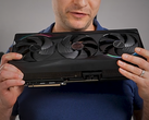 Alex Ziskind tenant le GPU RTX 5090.