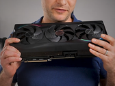 Alex Ziskind tenant le GPU RTX 5090.