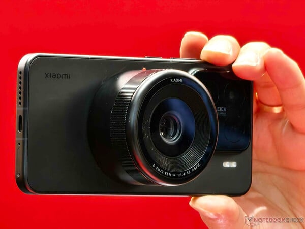 Xiaomi a présenté un prototype de système optique modulaire avec un capteur M4/3 de 100 MP fixé sur un Xiaomi 15 lors du MWC 2025 en mars. (Source de l'image : Notebookcheck)