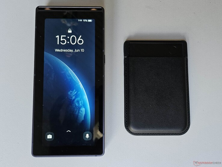 Le Plaud Note Pro est bien plus compact que l'appareil autonome d'iFLYTEK.