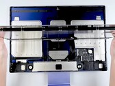 La carte mère de l'iMac Apple est carrément minuscule par rapport à la taille du boîtier. (Image : iFixit)