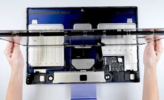 La carte mère de l&#039;iMac Apple est carrément minuscule par rapport à la taille du boîtier. (Image : iFixit)