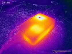 L'adaptateur CA atteint plus de 48°C lorsque les charges sont élevées