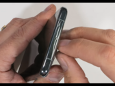 L'évent mystère du OnePlus 11. (Source : JerryRigEverything via YouTube)