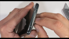 L&#039;évent mystère du OnePlus 11. (Source : JerryRigEverything via YouTube)