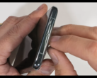 L'évent mystère du OnePlus 11. (Source : JerryRigEverything via YouTube)