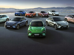 La famille des SUV électriques Xiaomi YU7 dans toutes les versions et couleurs. (Source de l'image : Xiaomi)