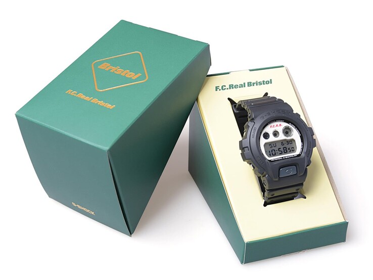 La Casio G-Shock x F.C. Real Bristol DW-6900 est présentée dans un coffret de présentation vert à double marque, avec à côté la pochette extérieure assortie.