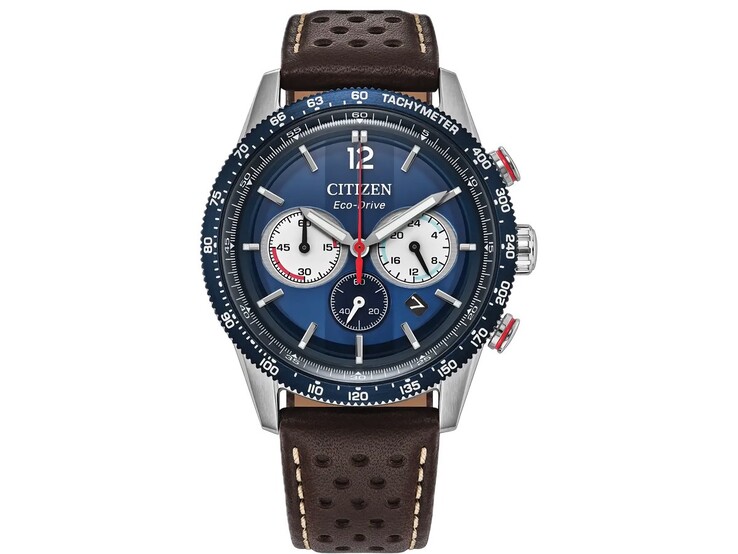 Citizen Chrono Racing CA4716-09L avec un boîtier en acier inoxydable argenté, une lunette tachymétrique bleue, un cadran de chronographe bleu foncé doté de trois sous-cadrans, des touches de rouge et un bracelet en cuir marron perforé.
