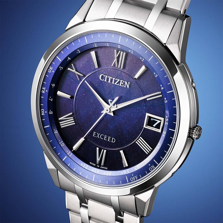 Un gros plan sur le cadran bleu profond de la Citizen Exceed CB1140-79L, révélant ses fines paillettes et son motif texturé inspiré de la forêt.