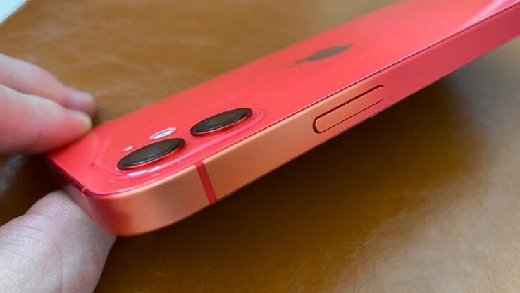 Un iPhone 12 (PRODUCT) RED souffrant du même problème de décoloration. (Image : Svetapple.sk)