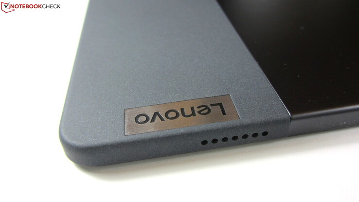La couverture arrière de la Lenovo Tab P11 de 490 grammes est partiellement caoutchoutée, ce qui permet une bonne prise en main par les doigts.