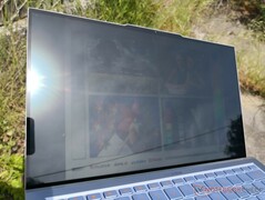 Asus ZenBook S13 UX392FN - À l'extérieur en plein soleil.