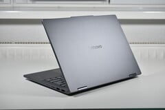 Attention à la variante abordable : L'ordinateur portable convertible Lenovo IdeaPad 5 2-en-1 montre les risques des configurations moins chères (photo : Lenovo IdeaPad 5 2-en-1 14AKP10, source d'image : Benjamin Herzig/Notebookcheck)