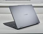 Attention à la variante abordable : L'ordinateur portable convertible Lenovo IdeaPad 5 2-en-1 montre les risques des configurations moins chères (photo : Lenovo IdeaPad 5 2-en-1 14AKP10, source d'image : Benjamin Herzig/Notebookcheck)