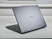 Attention à la variante abordable : L'ordinateur portable convertible Lenovo IdeaPad 5 2-en-1 montre les risques des configurations moins chères (photo : Lenovo IdeaPad 5 2-en-1 14AKP10, source d'image : Benjamin Herzig/Notebookcheck)