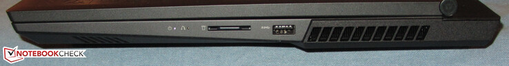 Côté droit : lecteur de carte (SD), USB A 3.2 Gen 1.