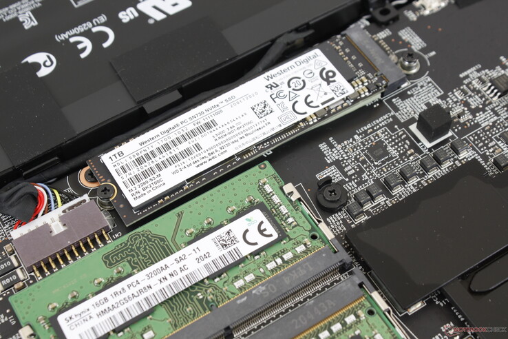 Deux emplacements internes M.2 PCIe 3.0 x4 avec compatibilité RAID 0. Le lecteur diffère selon le revendeur. Xotic PC a équipé notre unité d'un WD SN730 NVMe SSD haut de gamme prenant en charge des taux de lecture et d'écriture séquentiels allant jusqu'à 3400 Mo/s et 3100 Mo/s, respectivement