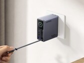 Le chargeur Nexode Pro 160 W avec câble USB-C rétractable
