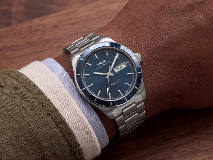 Montre Timex Waterbury Heritage Automatic avec cadran en émail bleu, portée au poignet, montrant son boîtier argenté et son bracelet en acier inoxydable.