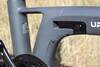 La charnière reste bien en place pendant la conduite