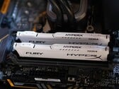 Modules de mémoire vive HyperX Fury DDR4 installés sur une carte mère (Source de l'image : Athena Sandrini/Pexels)