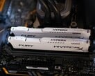 Modules de mémoire vive HyperX Fury DDR4 installés sur une carte mère (Source de l'image : Athena Sandrini/Pexels)