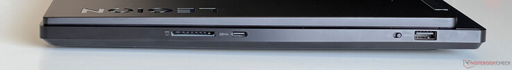 A droite : Lecteur de carte SD USB-C 3.2 Gen.1 (5 GBit/s, DisplayPort ALT mode 1.4, Power Delivery), webcam eShutter, USB-A 3.2 Gen.1 (5 GBit/s)