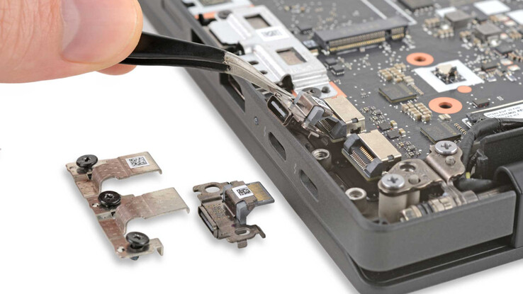 Gros plan sur les ports modulaires USB Type-C de Lenovo.