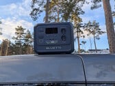 Bluetti Elite 100 V2 à base biologique sur le toit d'une voiture avec des pins en arrière-plan