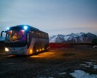 Un bus garé dans une zone enneigée (Source de l'image : Juan Encalada via Unsplash ; recadré)