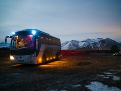 Un bus garé dans une zone enneigée (Source de l&#039;image : Juan Encalada via Unsplash ; recadré)