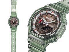 La montre issue de la collaboration Casio G-Shock x Coca-Cola, modèle GA2100CC-3A, en photo.