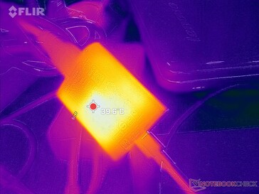 L'adaptateur secteur peut atteindre 40 °C en cas de charge élevée pendant de longues périodes