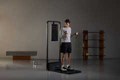 Une personne s'entraîne sur le Gym Monster