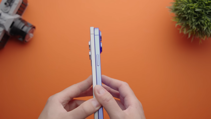 Galaxy Épaisseur du S25 Edge par rapport à celle de l'iPhone 16 Plus. (Source de l'image : Versus sur YouTube)