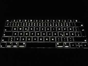 Apple MacBook Air 13 2018 - Clavier rétroéclairé (intensité maximale).