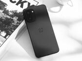 L'Ace 6T sera lancé sous le nom de OnePlus 15R sur le marché mondial. Sur la photo : la version noire du téléphone. (Source de l'image : 瘦子說 via OnePlus)