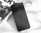 L'Ace 6T sera lancé sous le nom de OnePlus 15R sur le marché mondial. Sur la photo : la version noire du téléphone. (Source de l'image : 瘦子說 via OnePlus)