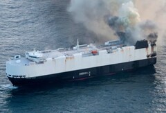 Le cargo Morning Midas en feu à 300 miles (482,8 kilomètres) au sud d&#039;Adak, Alaska (Source : U.S. Coast Guard)