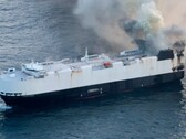 Le cargo Morning Midas en feu à 300 miles (482,8 kilomètres) au sud d'Adak, Alaska (Source : U.S. Coast Guard)