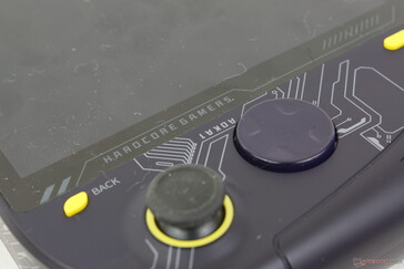 La taille et l'amplitude des mouvements du Jotstick sont légèrement supérieures à celles des joysticks de la Switch