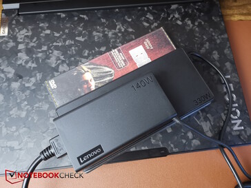 L'alimentation USB-C de 140 watts, plus petite