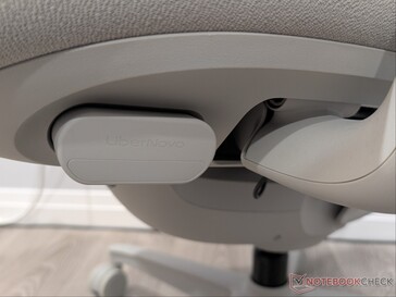 Batterie insérée dans la base du siège.